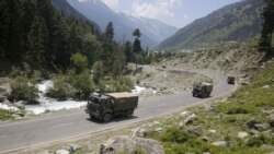 Машины индийских военных поднимаются по горной дороге, ведущей в Ладакх. 17 июня 2020 года.