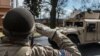 Прихильник в уніформі США часів Другої світової війни зустрічає військову колону НАТО у Празі, березень 2015 року