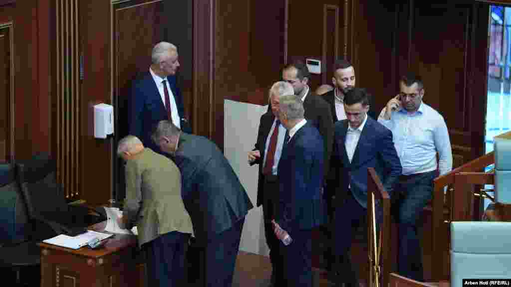 Deputetët e shumicës parlamentare duke u nënshkruar në një nga hyrjet në sallën plenare. 