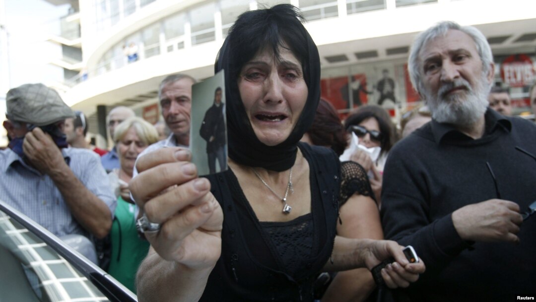 Тбилиси, 19 сентября 2012. Акция протеста против жестокого обращения с заключенными. На фото: мать осужденного держит фотографию сына, который стал инвалидом в результате полученных в тюрьме побоев