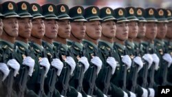 Ushtarët kinezë gjatë një parade ushtarake më 2021. 