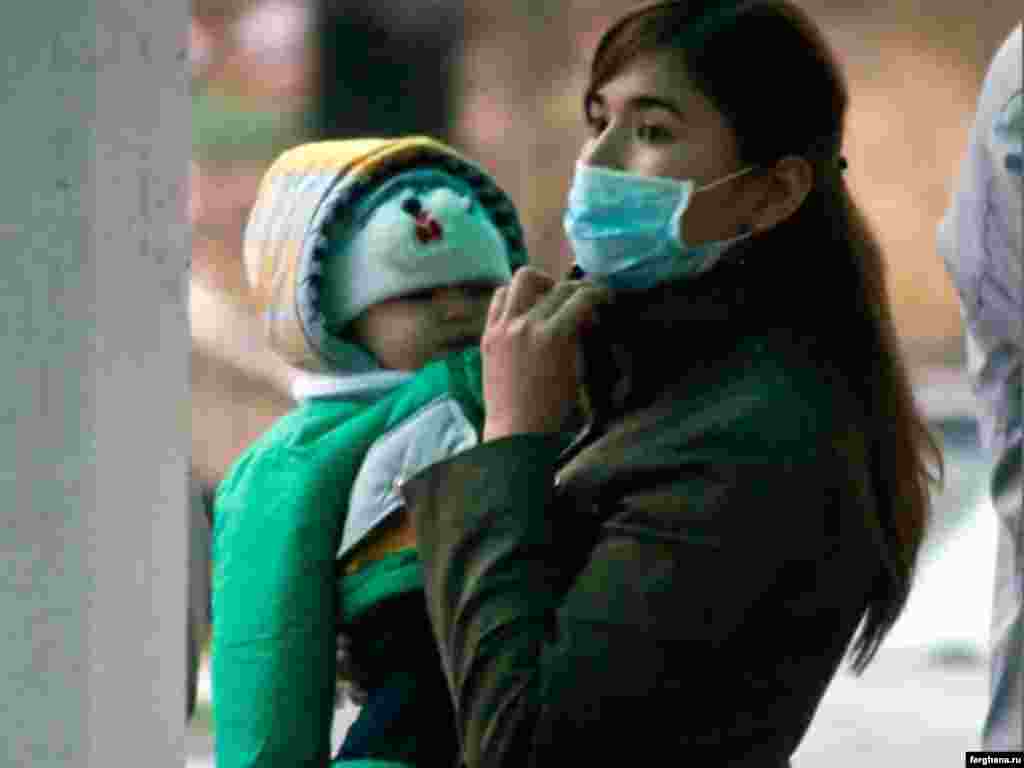 Ин бонуи қирғиз бошад, аз гирифторӣ ба зукоми хук ҳарос дорад.