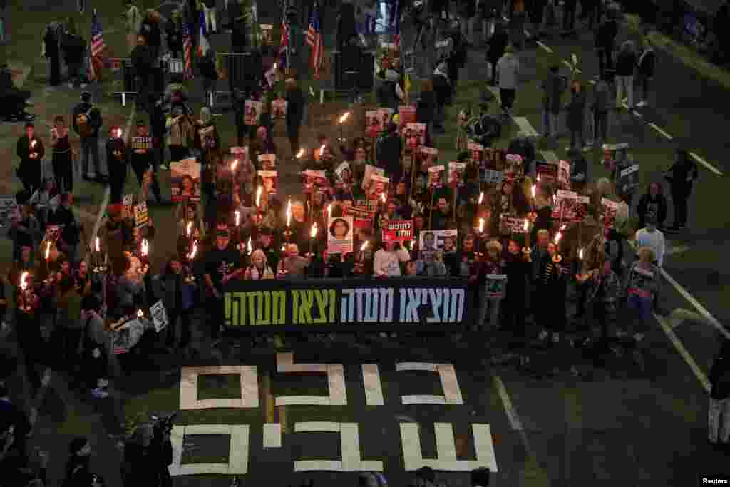 Ndërkohë izraelitët në Tel Aviv po protestonin duke kërkuar lirimin e pengjeve të marra nga Hamasi.&nbsp;