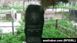 Sowet döwrüniň ilkinji türkmen şahyr zenany Towşan Esenowanyň mazary, Aşgabat.