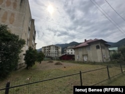 Comuna Crucea văzută de localnici. Multe dintre imobilele în care stau aceștia sunt în paragină.