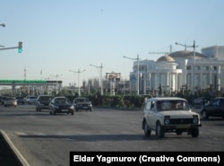 The center of Turkmenabat, the eastern city where rooftop raids for Starlink terminals are being reported.