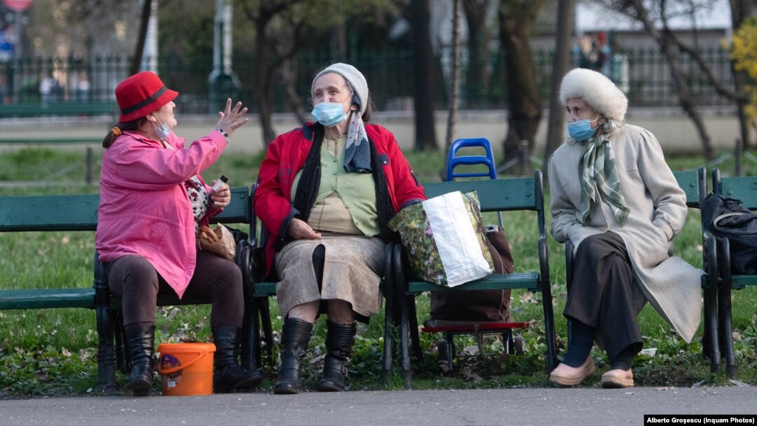 Masca în aer liber nu mai e obligatorie în România, la fel ca multe alte măsuri care ar putea limita răspândirea SARS-CoV-2.