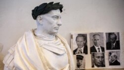 Бюст президента России Владимира Путина в образе римского императора в мастерской Академии художеств в Петербурге