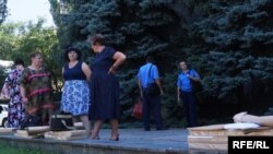 У супроводі поліцейських голови дільничних виборчих комісій 27-го округу отримують виборчі бюлетені в ОВК, Дніпро, 15 липня 2016 року