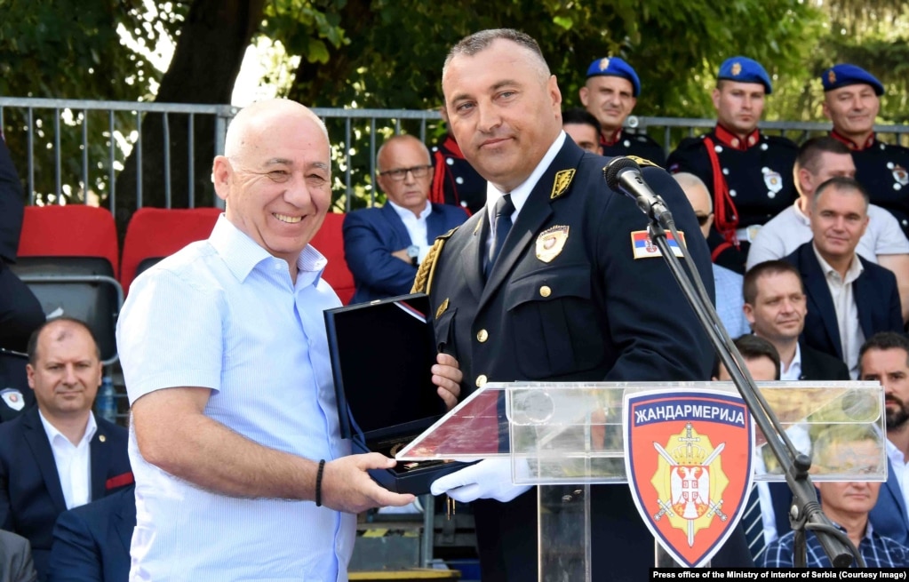 Radosavljeviqit mirënjohja iu dorëzua nga komandanti i atëhershëm i Xhandarmërisë, Dejan Lukoviq. Novi Sad, 30 qershor 2021.