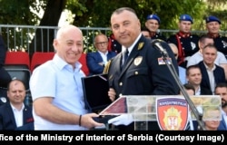 Radosavljeviću je plaketu uručio tadašnji komandant Žandarmerije Dejan Luković, Novi Sad, 30. jun 2021.