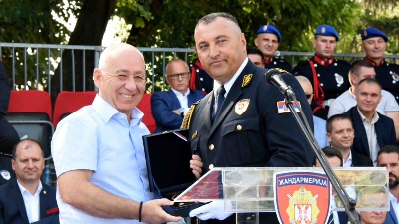 Plaketa Žandarmerije Srbije prvom komandantu povezanim sa slučajem Bitići   