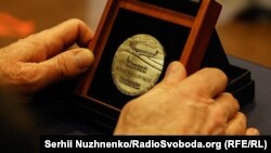 Пам’ятна медаль Ігната Павловського у руках його внука Володимира