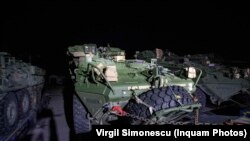 Primele elemente de tehnică militară ale detașamentului SUA Task Force (TF) Cougar se regrupează după intrarea în România, într-o parcare din apropierea Punctului de Trecere a Frontierei Nădlac, 9 februarie 2022. Inquam Photos / Virgil Simonescu