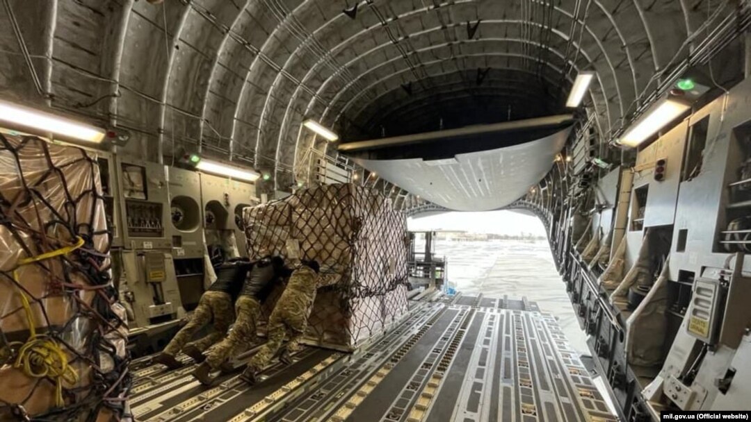 Раніше сьогодні зі США та Британії прибули вантажі з військовою допомогою Києву