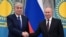 Gazagystanyň prezidenti Kasym-Žomart Tokaýew (çepde) we Russiýanyň prezidenti Wladimir Putin Kremlde geçirilen ýygnakdan soň, žurnalistleriň öňünde surata düşýärler. 10-njy fewral, 2022 ý.