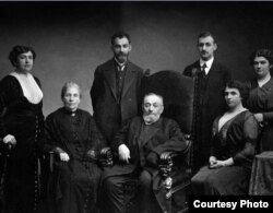 Семья Шварцманов. Слева направо: Маня, Анна Григорьевна, Лев, Исаак Моисеевич, Саша, Соня, Лиза. Середина 1890-х