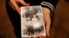 Правнучка Марії Жосул, однієї з відзначених Праведників народів світу, тримає фото прабабці з чотирма дітьми