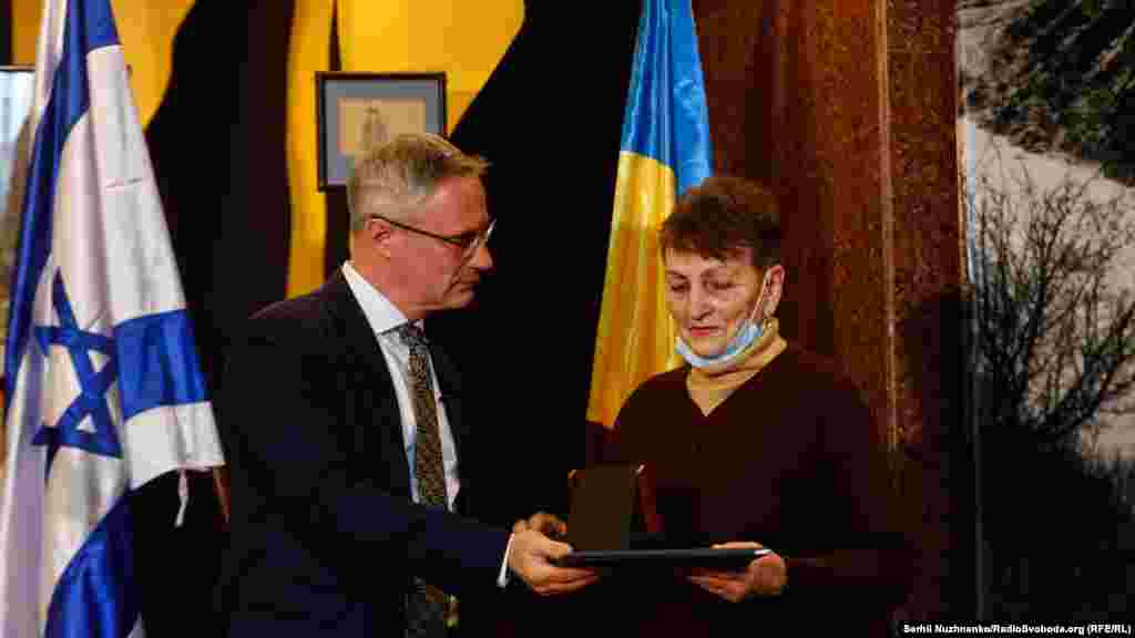 Дочка Павла та Марії Натарових, Іраїда Козачук отримує медаль своїх батьків від посла Ізраїля в Україні Михайла Бродського