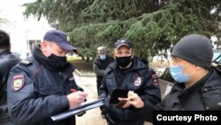 Адвокат Еміль Курбедінов показує посвідчення російським поліцейським, Севастополь, 9 лютого 2022 року