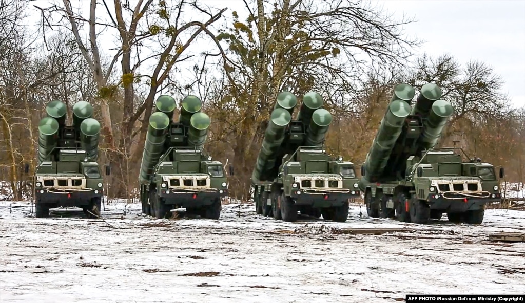 Sistemet e raketave S-400 gjatë një stërvitjeje të përbashkët midis forcave ruse dhe bjelloruse në Bjellorusi, disa ditë para se Rusia të niste pushtimin e saj në Ukrainë në shkurt të vitit 2022. Gjatë luftës kundër Ukrainës, avionët A-50 të Rusisë thuhet se janë përdorur për të ndihmuar në drejtimin e raketave sipërfaqësore drejt objektivave ajrore. Në tetor të vitit 2023, Kremlini pretendoi se "24 avionë luftarakë ukrainas" u rrëzuan brenda pesë ditësh nga ekuipazhet e raketave S-400 duke përdorur informacionet për gjendjen në terren në kohë reale të dërguar nga një avion A-50. Ky pretendim i diskutueshëm nuk specifikoi nëse kishte dronë të përfshirë në raportin e pretenduar.