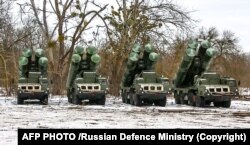 Бойові екіпажі ЗРК С-400 заступають на бойове чергування під час спільних навчань збройних сил Росії та Білорусі. 9 лютого 2022 року