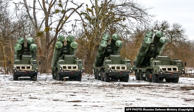 Бойові екіпажі ЗРК С-400 заступають на бойове чергування під час спільних навчань збройних сил Росії та Білорусі. 9 лютого 2022 року