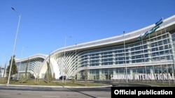 Здание нового терминала в аэропорту Самарканда выполнено в виде раскрытой книги, символизирующей главный труд Мирзо Улугбека «Зижи жадиди Курагоний» (Новая астрономическая таблица Курагони).