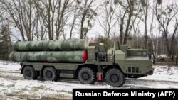 Na fotografiji ruskog Ministarstva odbrane od 9. februar 2022. sistem protivvazdušne odbrane S-400 sa zajedničke vojne vježbe Rusije i Bjelorusije na poligonu u bjeloruskom regionu Brest, oko 50 kilometara udaljenom od ukrajinske granice.
