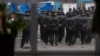 Россия: человек, похожий на Евгения Пригожина, вербует заключенных для участия в боевых действиях в Украине. Стоп-кадр из видеозаписи на канале "Популярная политика"