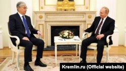Президент России Владимир Путин (справа) на переговорах с казахстанским коллегой Касым-Жомартом Токаевым. Москва, 10 февраля 2022 года
