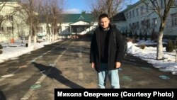 Микола Оверченко біля Жукинської школи. Жукин, Київська область. Лютий 2022 року