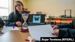 Dy nxënës në Kosovë në orën e matematikës.