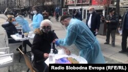 Скриниг тестирање за антитела на Ковид-19 на улица Макеоднија во Скопје на 14 февруари 2022 година