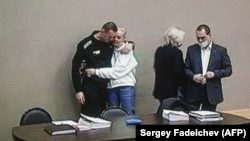 Навальный с женой Юлией на суде