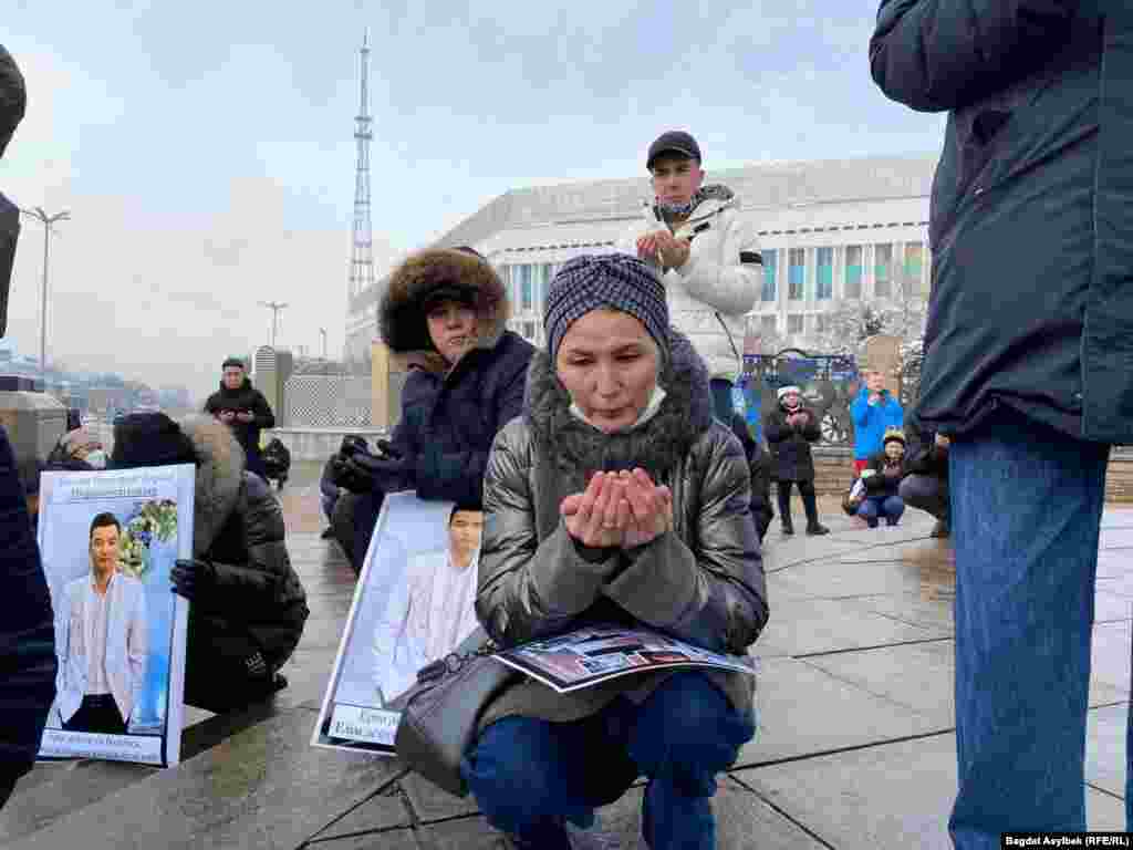 Собравшиеся прочитали молитву в память о погибших. Среди митингующих &ndash; матери погибших, раненых и задержанных молодых людей. Они вывесили списки с их именами и кричали: "Народ не террорист!"