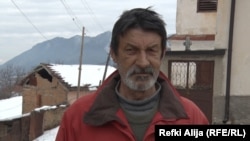 Feim Ilijazi vlasnik je jedine prodavnice u selu u kojoj se nude osnovne životne namirnice.
