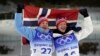 Тарьей Бё (27 лет) и Йоханнес Тиннес Бё из Норвегии позируют после третьего и первого места соответственно в мужском спринтерском забеге на 10 километров на зимних Олимпийских играх 2022 года. Чжанцзякоу, Китай, 12 февраля 2022 года