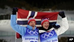 Johannes Thignes Bo (în dreapta) și fratele său, Tarjei Bo, medaliați cu aur și bronz în proba de biatlon-sprint 10 km.