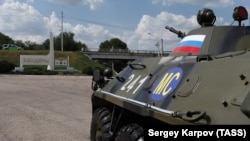 Postul de control al forțelor rusești de menținere a păcii, la intrarea în orașul Bender (arhivă)