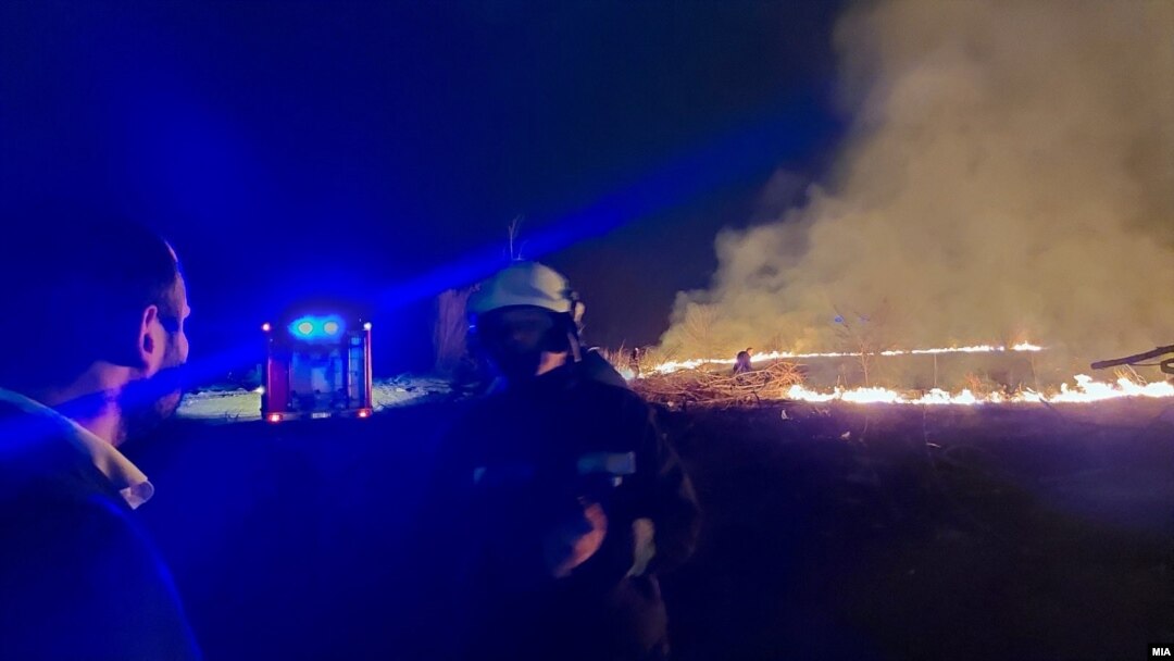 Пожарникари го гаснат пожарот во близина на трафостаницата во Пинтија