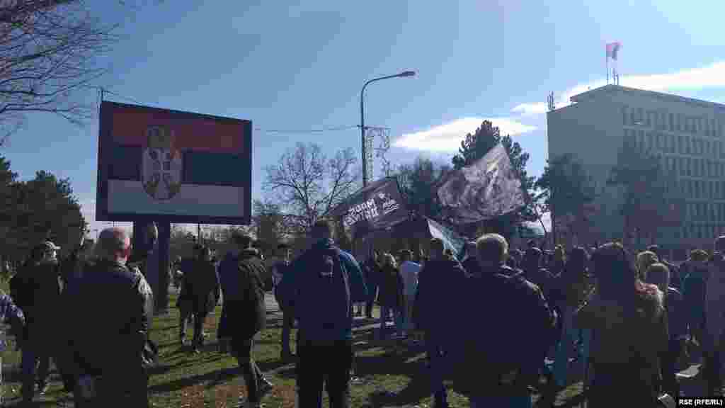 Ekološki aktivisti su najavili da će u podne, iz više pravaca, u manjim grupama, blokirati Bulevar Nikole Tesle i Bulevar Mihajla Pupina na Novom Beogradu.
