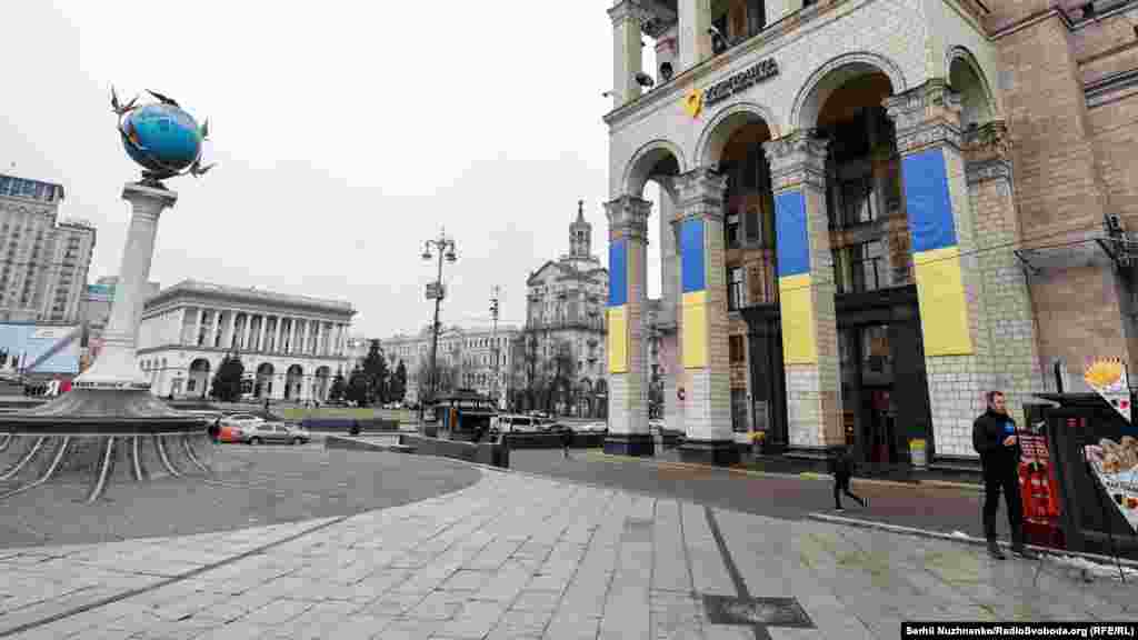Будівлі у Києві до Дня єдності 16 лютого прикрасили кольорами державного прапора України. 16 лютого 2022 року