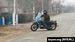 Местный житель Анатолий на мотоцикле в с. Александровка Херсонской области