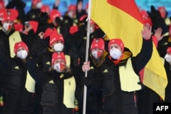  Знаменосецът Франческо Фридрих води немската делегация при откриването на Зимните олимпийски игри в Пекин, 4 февруари 2022 година 