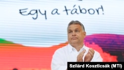 Orbán Viktor miniszterelnök előadása előtt a 30. Bálványosi Nyári Szabadegyetem és Diáktáborban, az erdélyi Tusnádfürdőn 2019. július 27-én