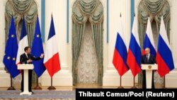 Presidenti i Francës, Emmanuel Macron dhe ai i Rusisë, Vladimir Putin. Fotografi nga arkivi.