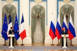 Presidenti i Francës, Emmanuel Macron dhe ai i Rusisë, Vladimir Putin. Fotografi nga arkivi.