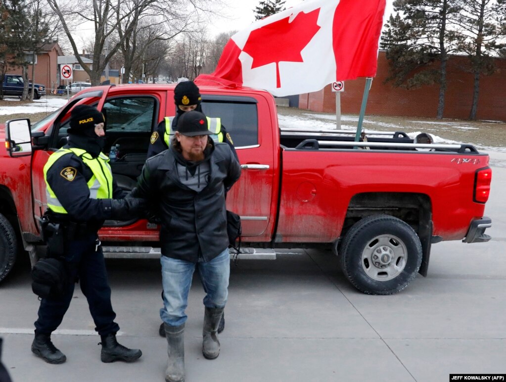 Policia duke ndaluar një protestues në Urën e Ambasadorit në Uindsor të Ontarios. (AFP)