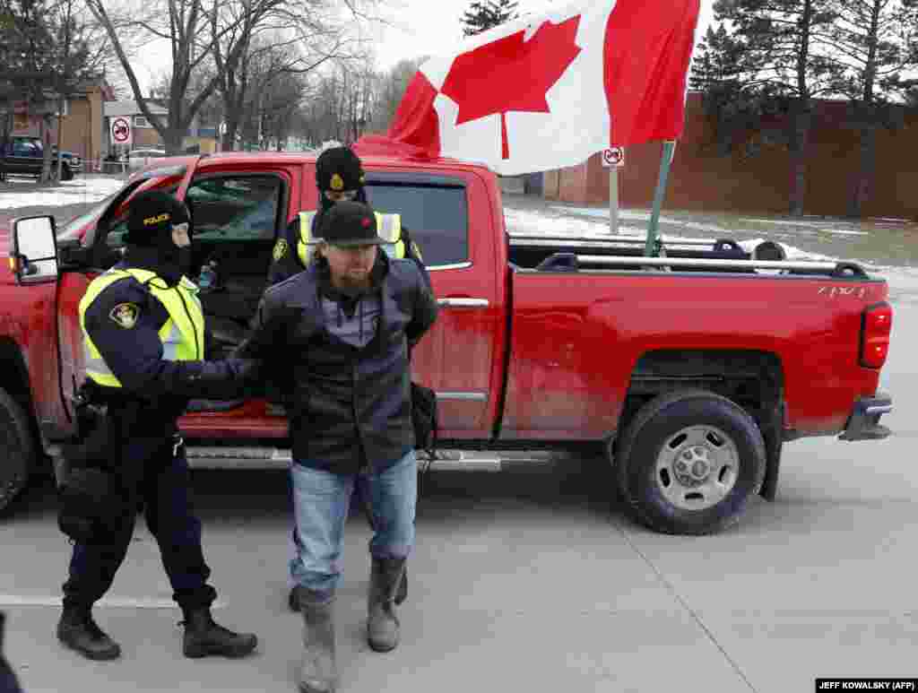 Policia duke ndaluar një protestues në Urën e Ambasadorit në Uindsor të Ontarios. (AFP)